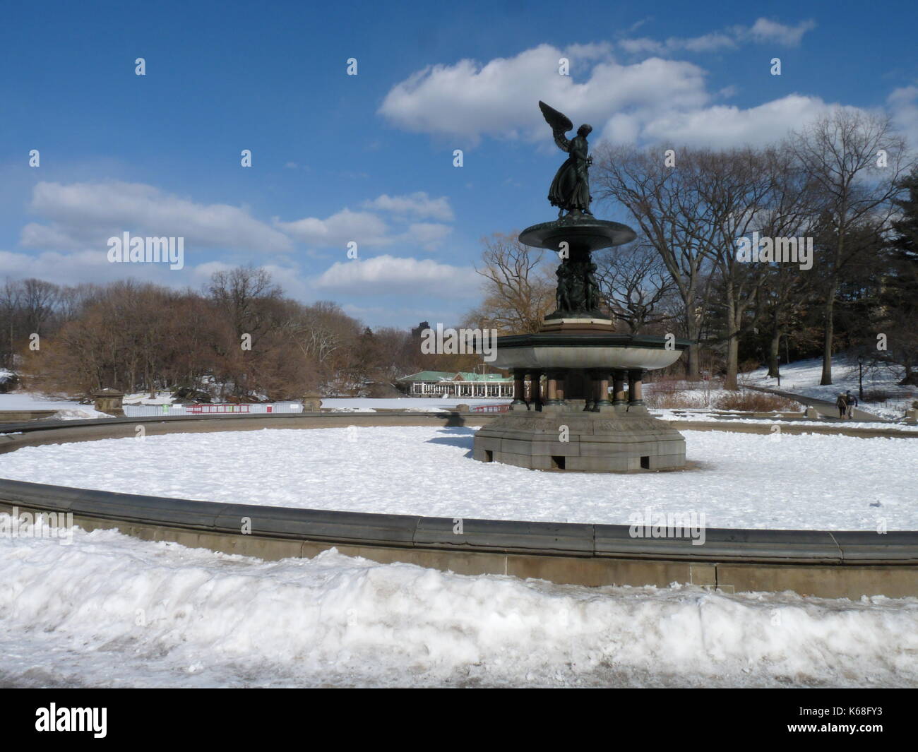 Ein eisiger Central Park an einem frostigen Februar morgen. Blick über den zugefrorenen See. Stockfoto