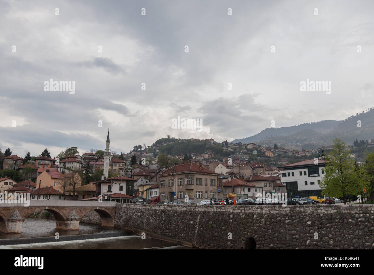 SARAJEVO, BOSNIEN UND HERZEGOWINA bis zum 15. APRIL 2017: Panorama der linken Ufer von Sarajevo, im alten Teil der Stadt, während eine trübe und regnerisch nach Stockfoto