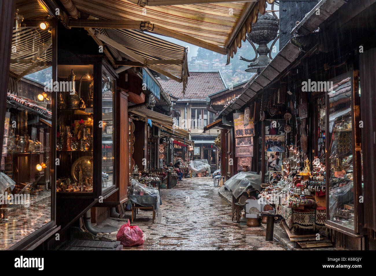 SARAJEVO, BOSNIEN UND HERZEGOWINA bis zum 15. APRIL 2017: Gasse der Bascarsija Bezirk von Sarajevo, mit typischen Metall Kupfer Kunsthandwerk, Produk Stockfoto