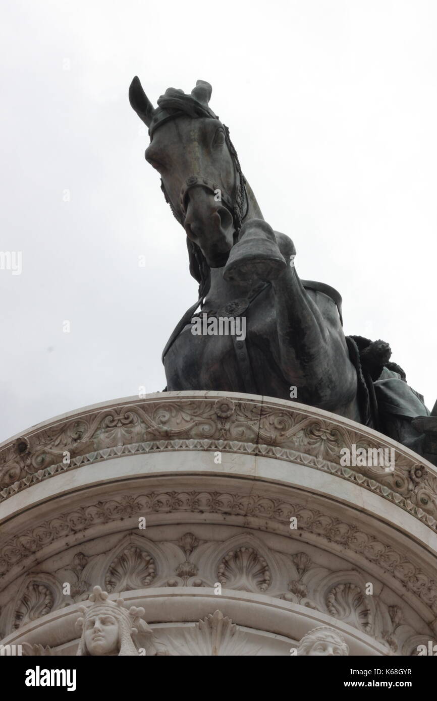 Bronzeskulptur auf dem Venedig-Platz in Rom, erbaut von Giuseppe Sacconi. Stockfoto