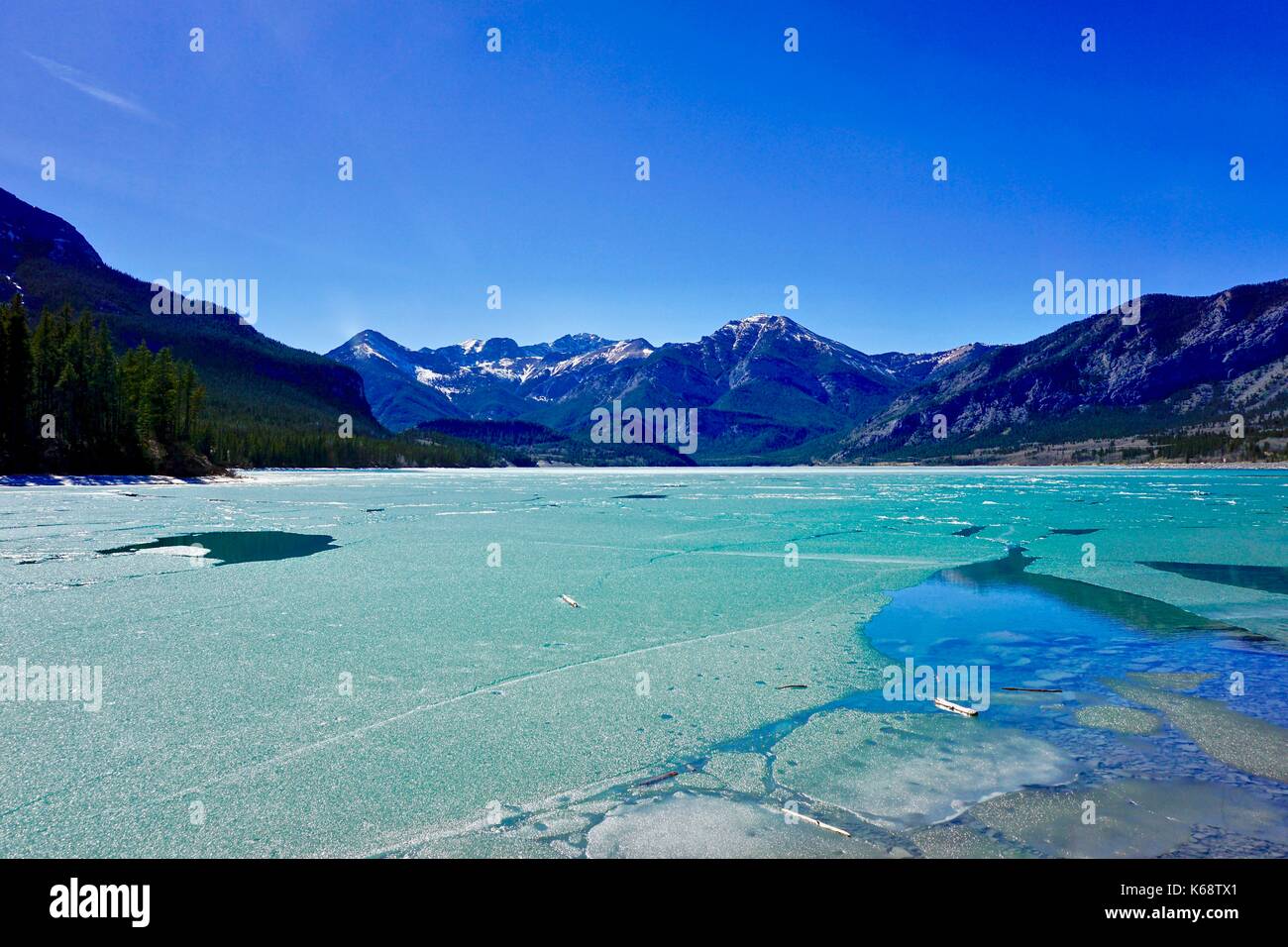 Landschaft von schmelzendem Eis auf Barriere See im Kananaskis Berge, Stockfoto