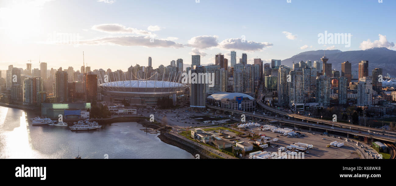 Downtown Vancouver, BC, Kanada - Apr 02, 2017 - Luftbild Panoramaaussicht auf die Skyline der Stadt, BC Place Stadium, Rogers Arena, um False Creek während eines Stockfoto