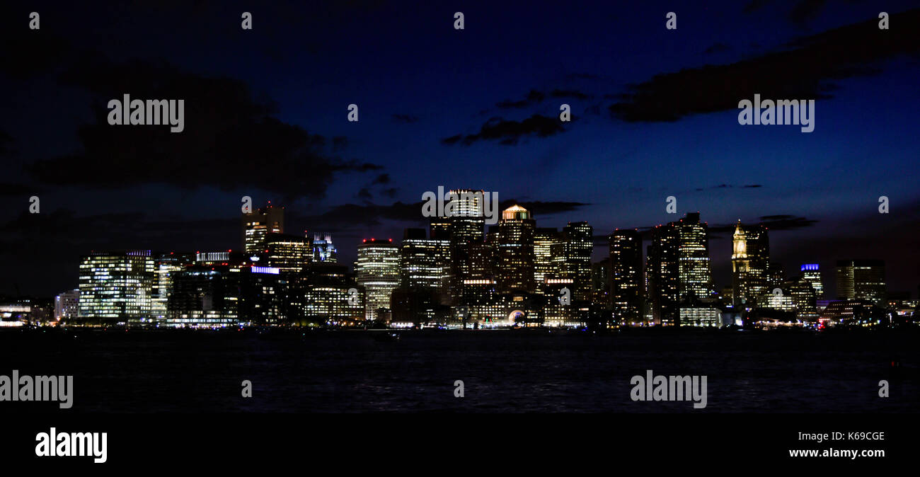 Die Boston Skyline in der Dämmerung am 31. August 2017 kurz vor der "beleuchten den Hafen Feuerwerk" ab dem HarborWalk gesehen. Stockfoto