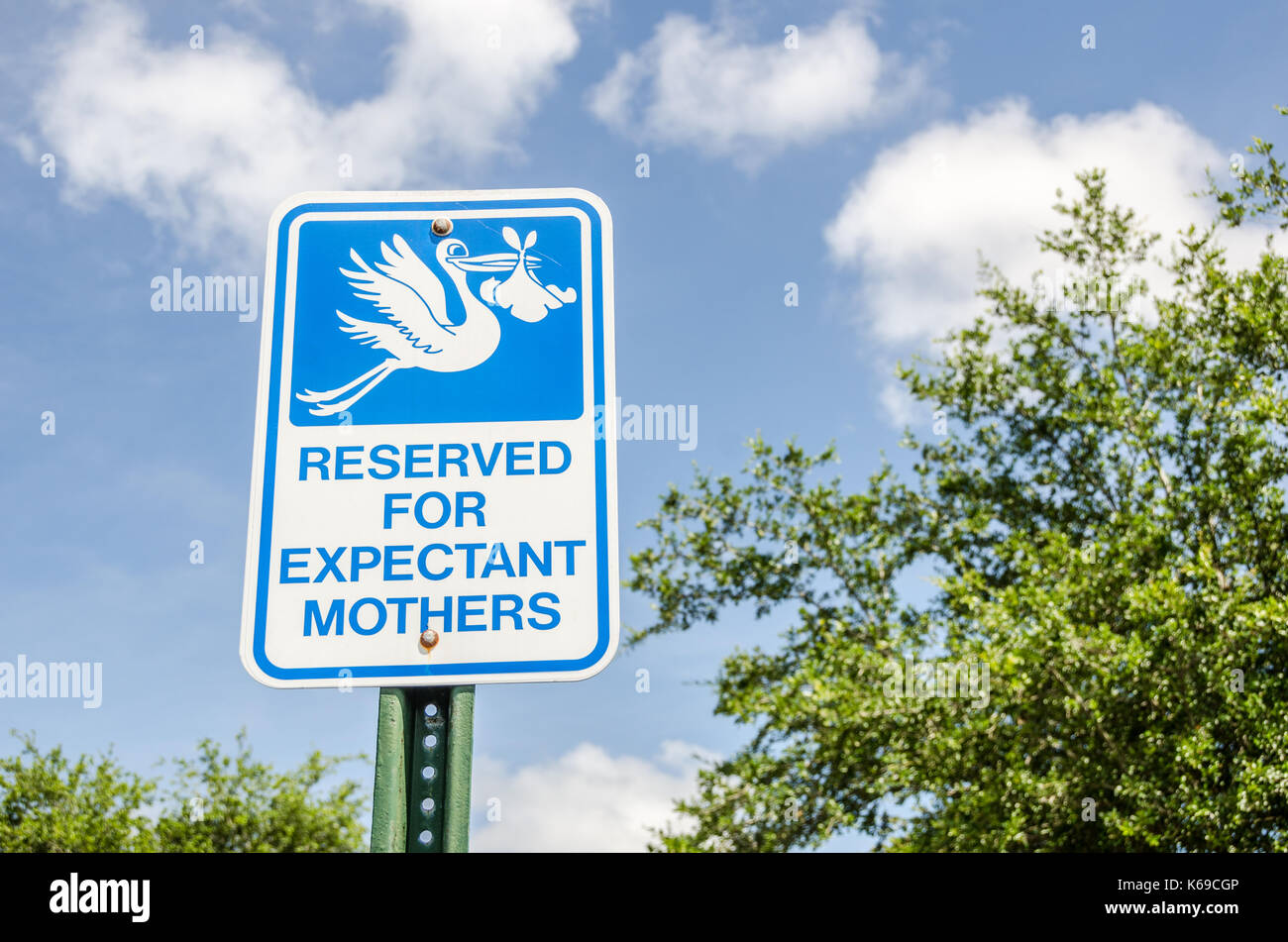 Schild Parkplatz für werdende Mütter oder schwangere Frauen vorbehalten. Stockfoto