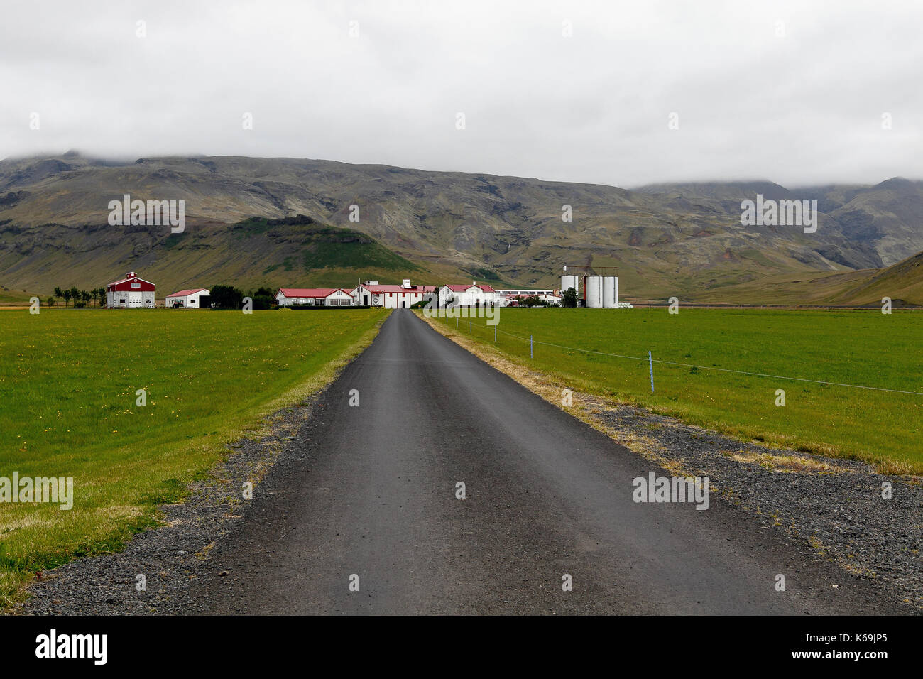 Private Farm mit einer Straße führt an der Basis des Eyjafjallajökull. Stockfoto