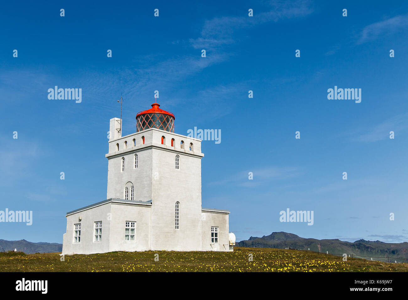 Dyrholaey Leuchtturm am südlichsten Punkt Islands. Stockfoto