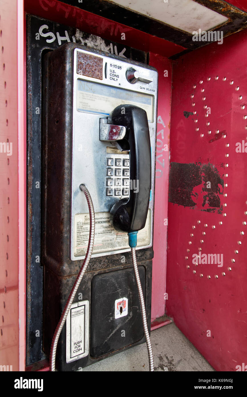 Abgebrochene Münzautomaten öffentliches Telefon mit Münze Steckplatz freigeben. Stockfoto