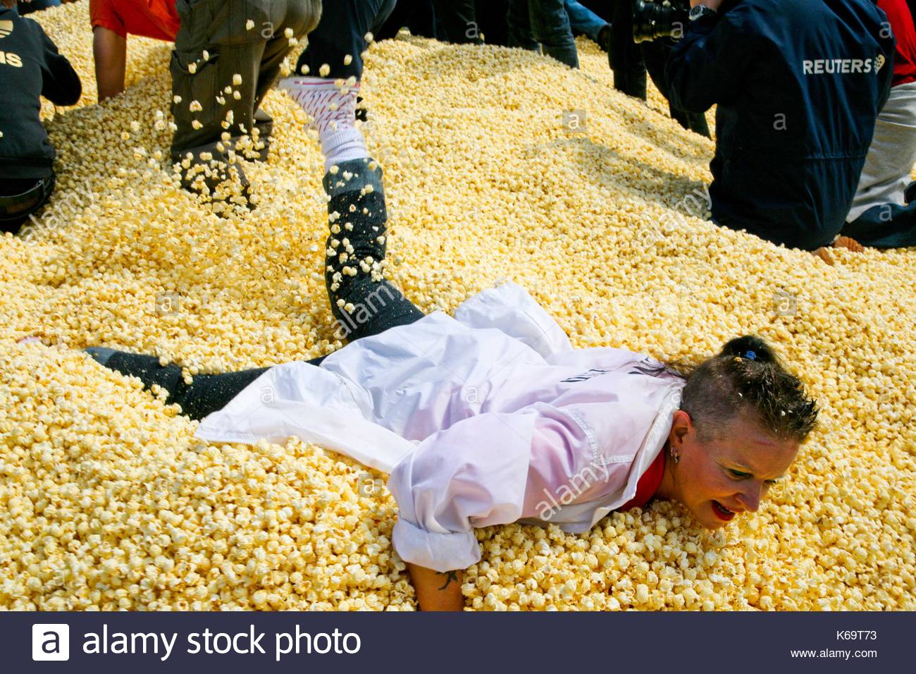 popcorn-der-weltgrosste-immer-popcorn-box-20-ft-fallen-mehr-als-eine-tonne-popcorn-auf-die-britische-offentlichkeit-die-in-der-nahe-der-tower-bridge-london-verschenken-10000-der-preise-einschliesslich-einen-urlaub-in-nordamerika-das-5-jahrige-jubilaum-feiern-orange-mittwoch-der-2-4-1-kino-ticket-viel-zu-feiern-k69t73.jpg