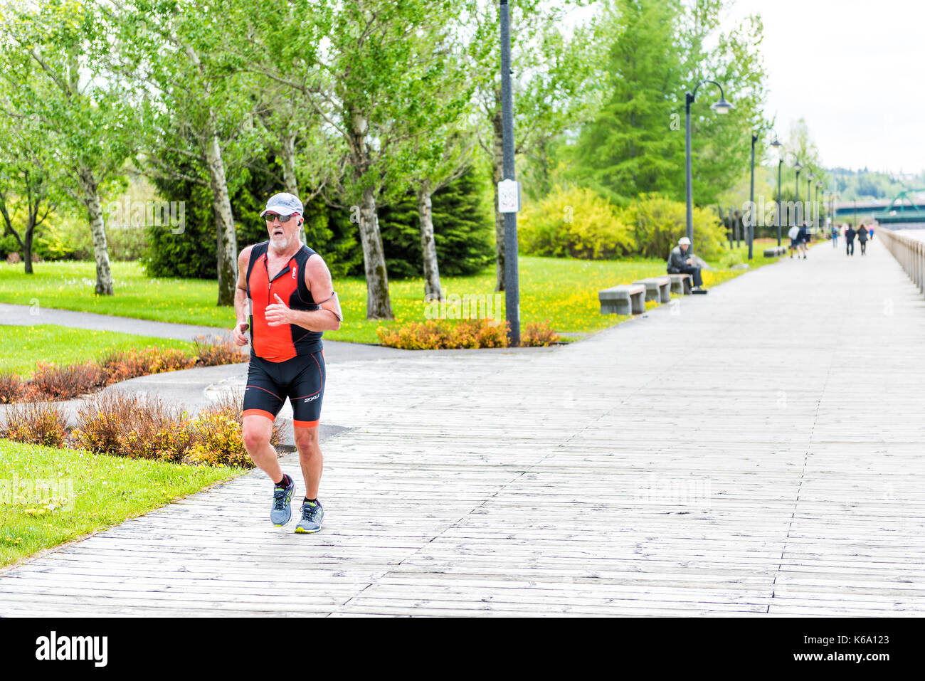 Saguenay, Kanada - Juni 3, 2017: Terrasse Promenade in der Innenstadt Park in Quebec im Sommer mit Mann laufen, joggen am Fluss Stockfoto
