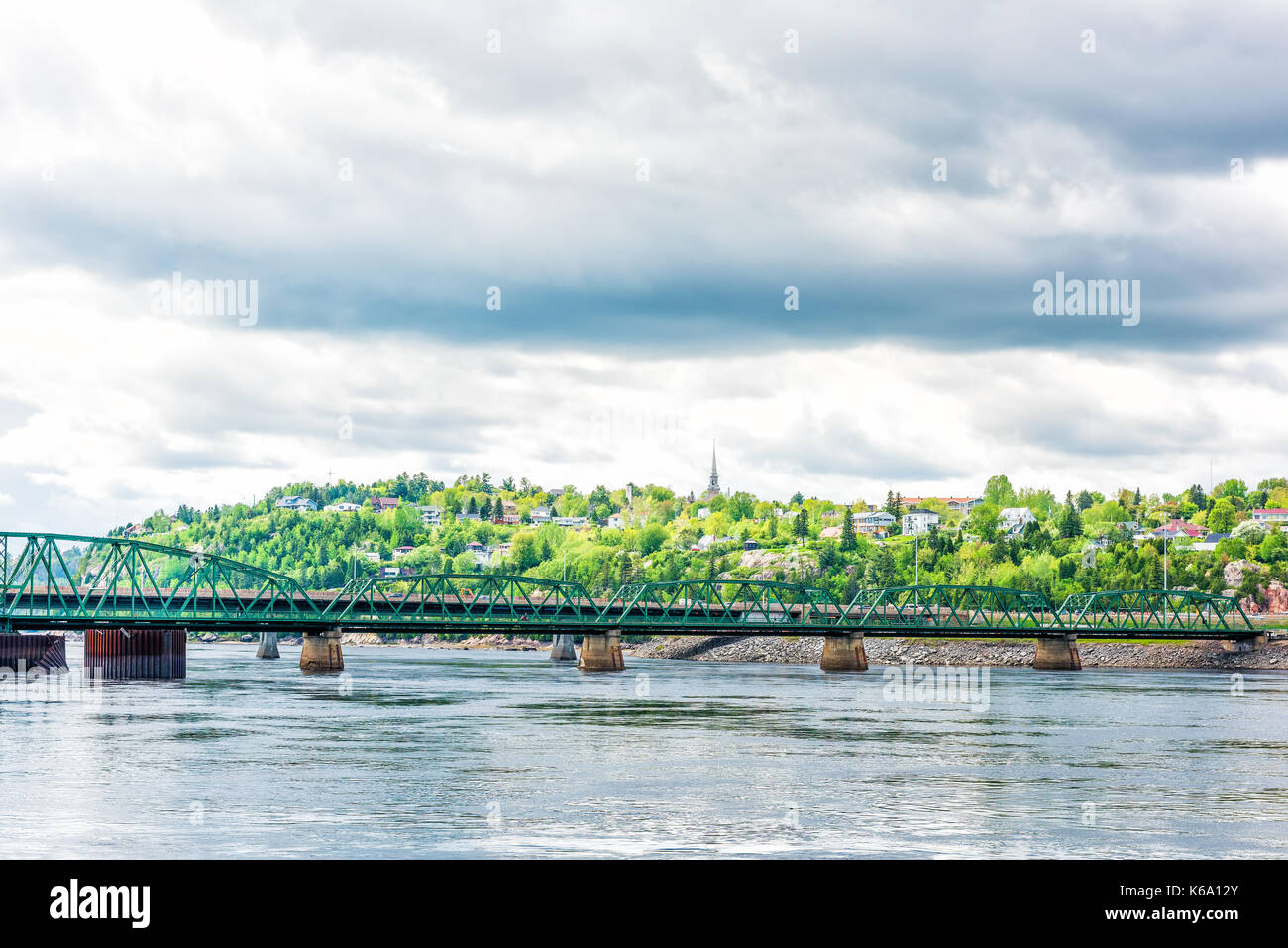 Stadtbild des Saguenay, Kanada, Quebec im Sommer mit Fjord Fluss, Brücke, Skyline, Hügel und viele Häuser, Gebäude Stockfoto