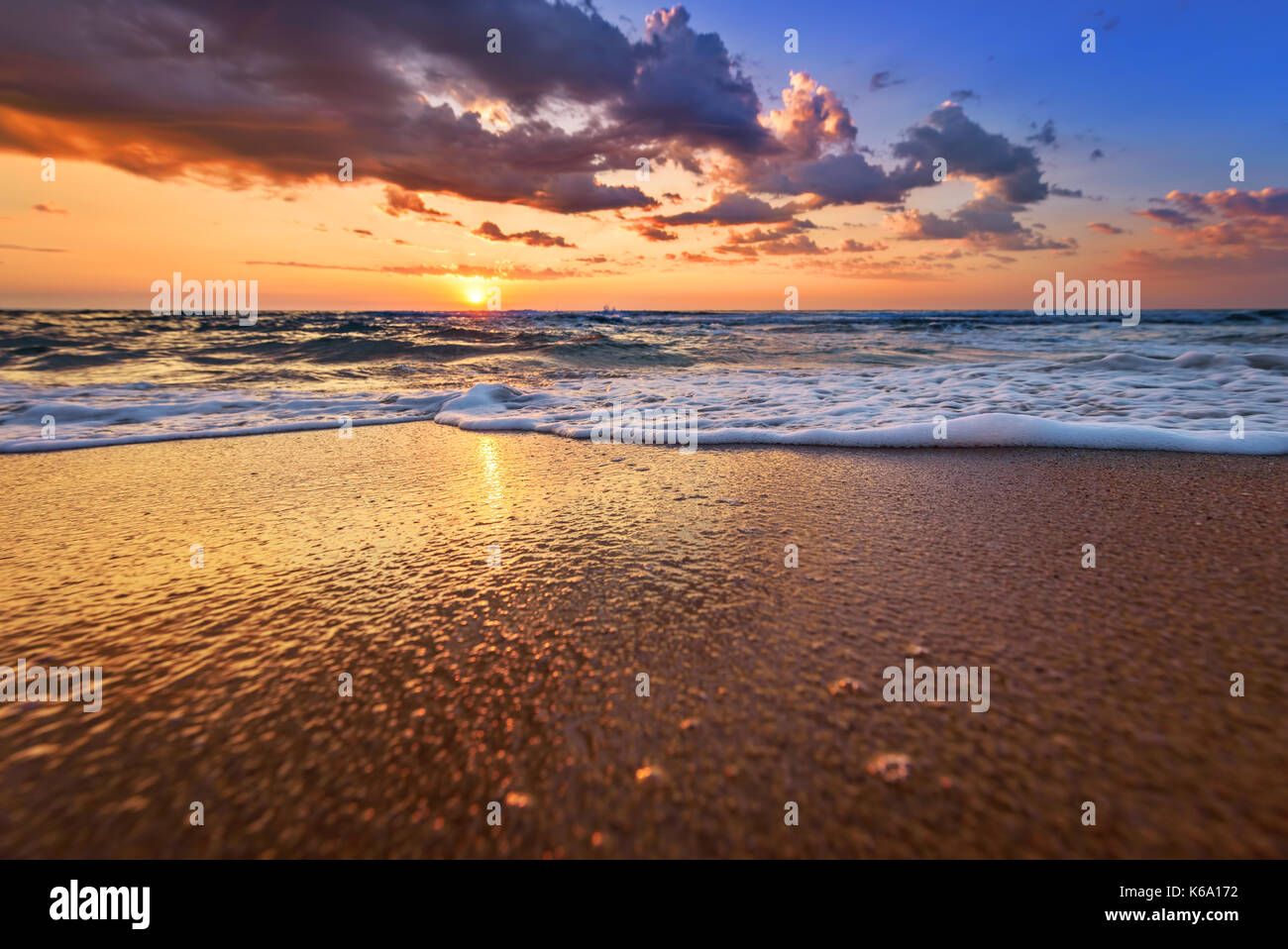 Am frühen Morgen, Sonnenaufgang über dem Meer. Goldstrand. Stockfoto