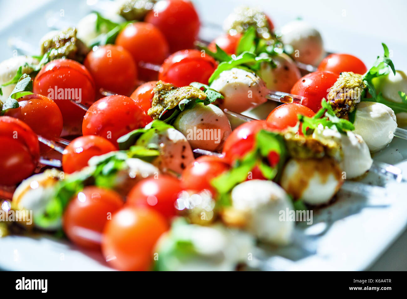 Tomatensalat mit Zwiebeln und frischen Kräutern. Stockfoto