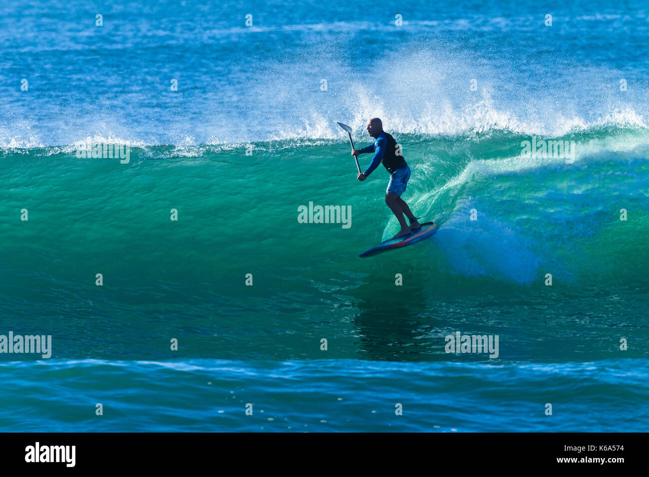 Surfer standup Paddler sup silhouetted unerkannt surfen Ocean Wave Aktion Foto Stockfoto