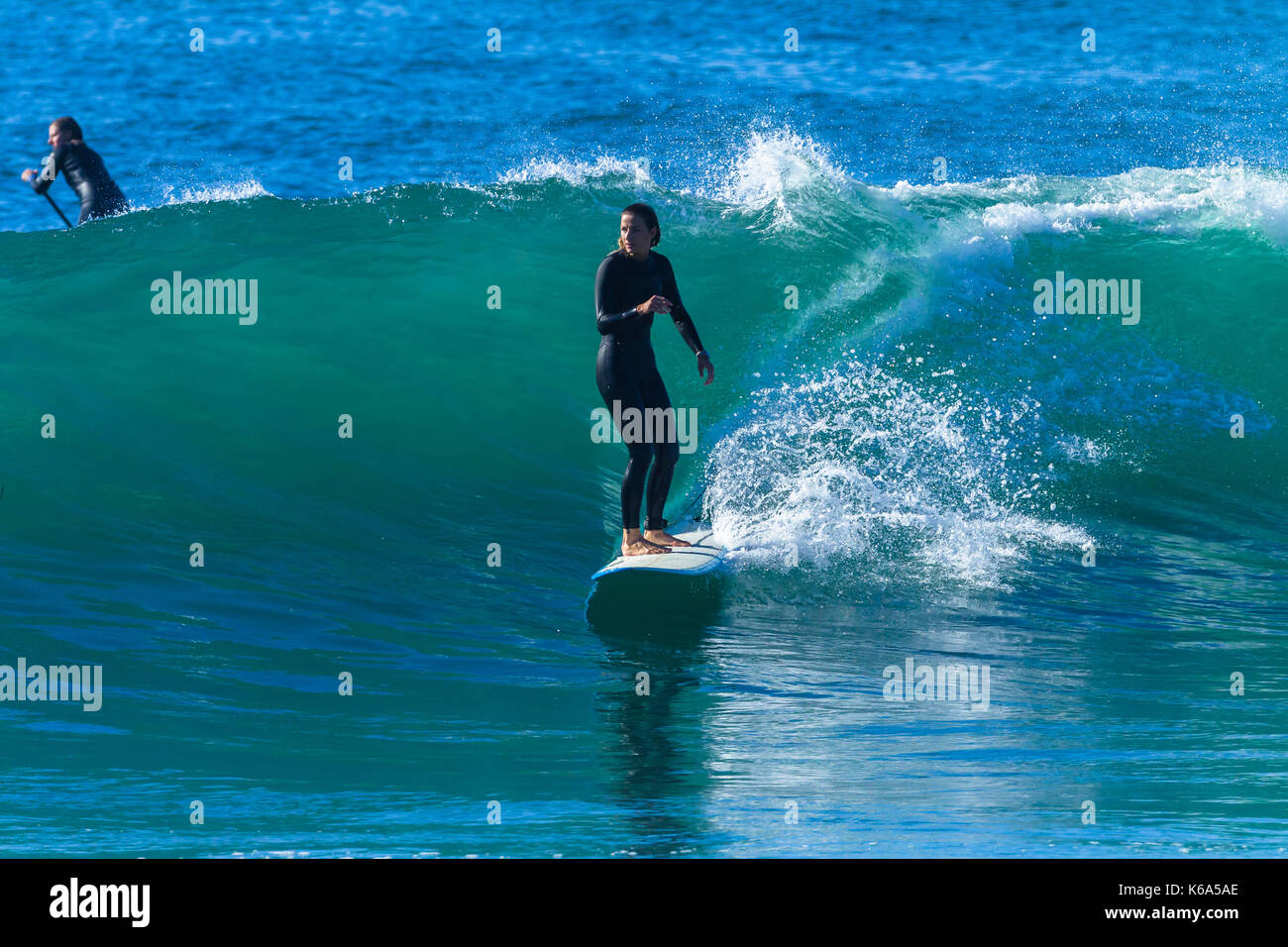 Surfer Girl surfen Ocean Wave Aktion Foto Stockfoto
