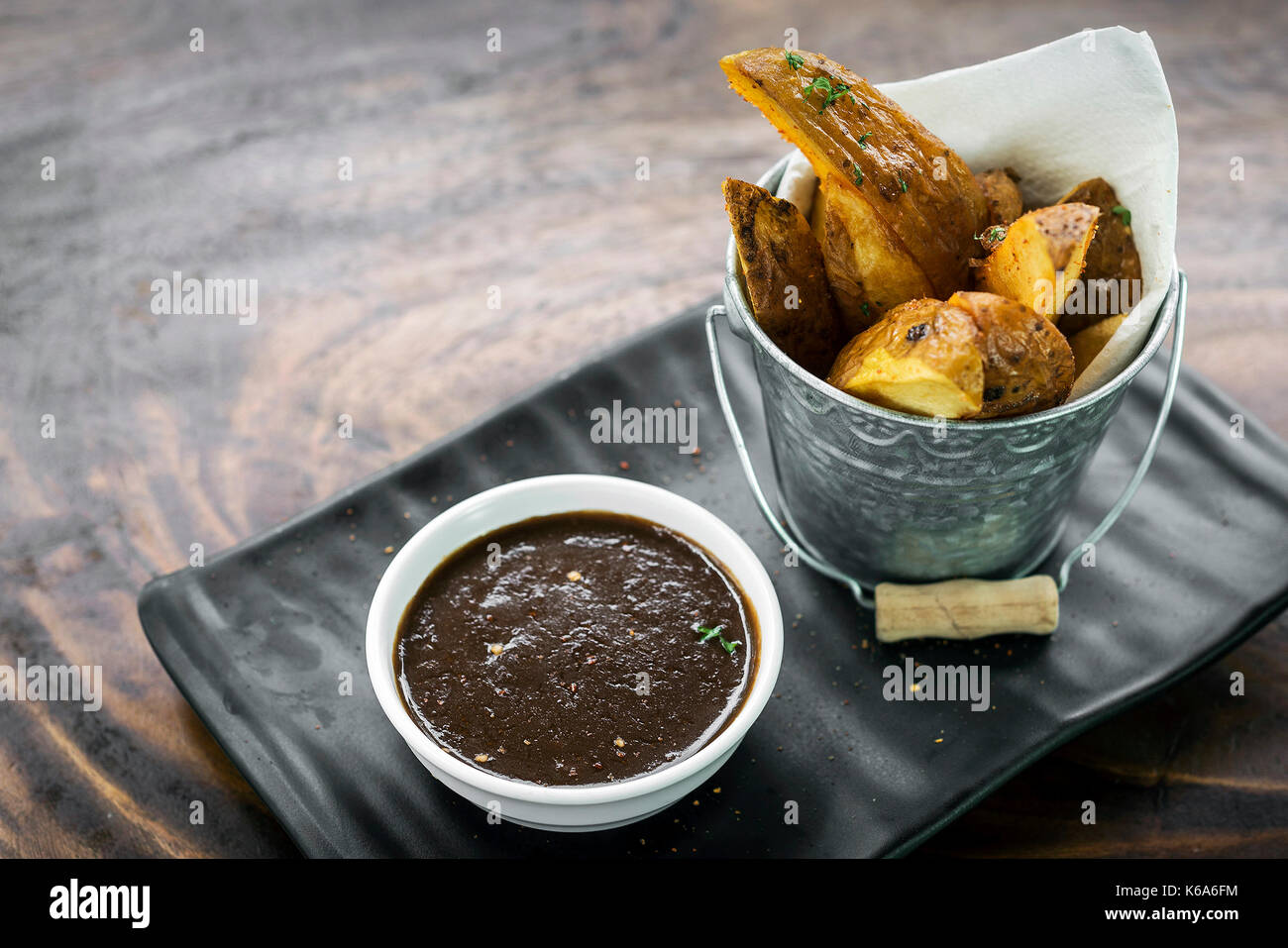 Gourmet fried Potato Wedges mit Sauce sauce Bar Snack Food Stockfoto