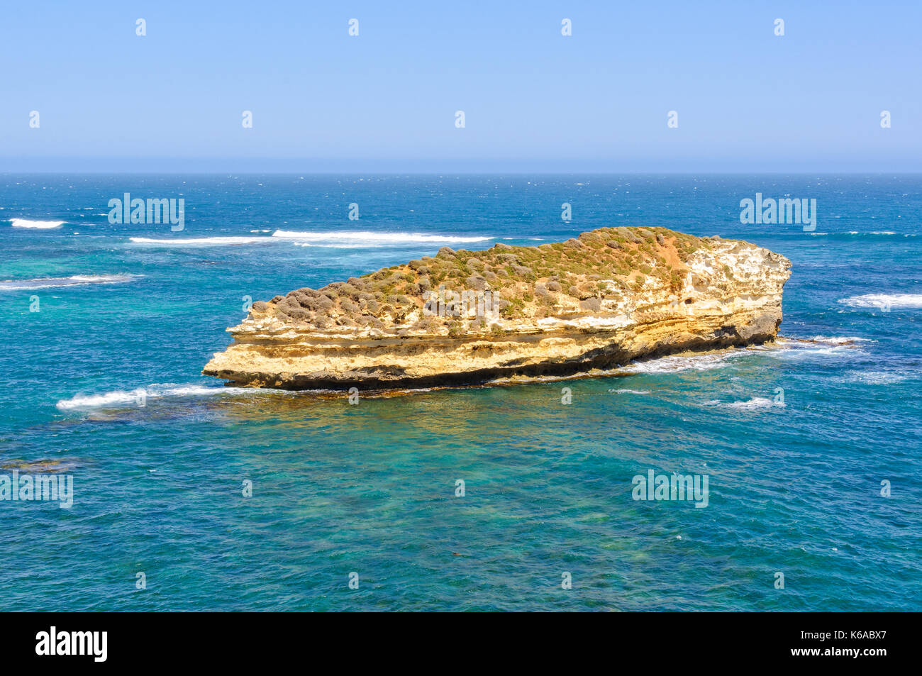 Die sedimentären einsame Insel sieht aus wie ein Ozeandampfer - Bucht der Inseln Coastal Park, Victoria, Australien Stockfoto