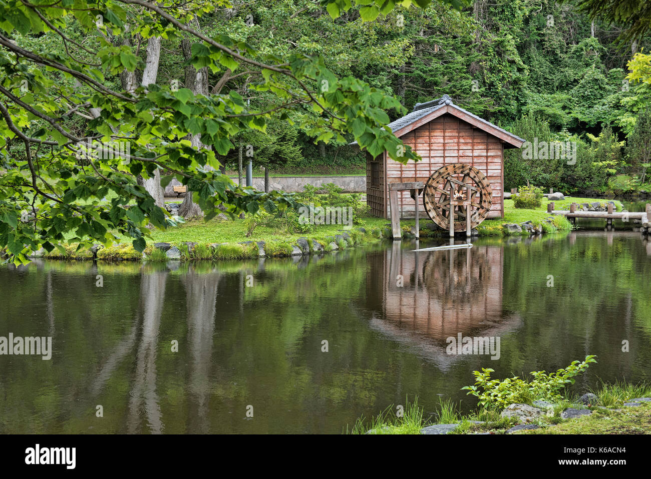 Altes Wasserrad in Oshidomari, Rishiri-insel, Hokkaido, Japan Stockfoto