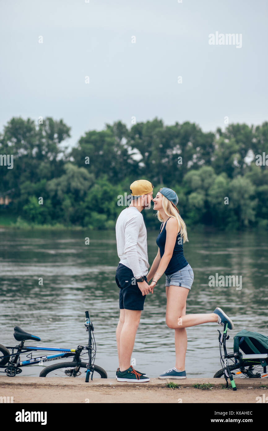 Paar in Liebe ruhen auf eine Promenade, die mit dem Fahrrad am See Stockfoto