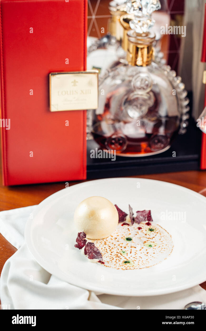 Nahaufnahme einer köstlichen Molekulare Gastronomie Dessert. Moderne molekulare Gastronomie Stockfoto