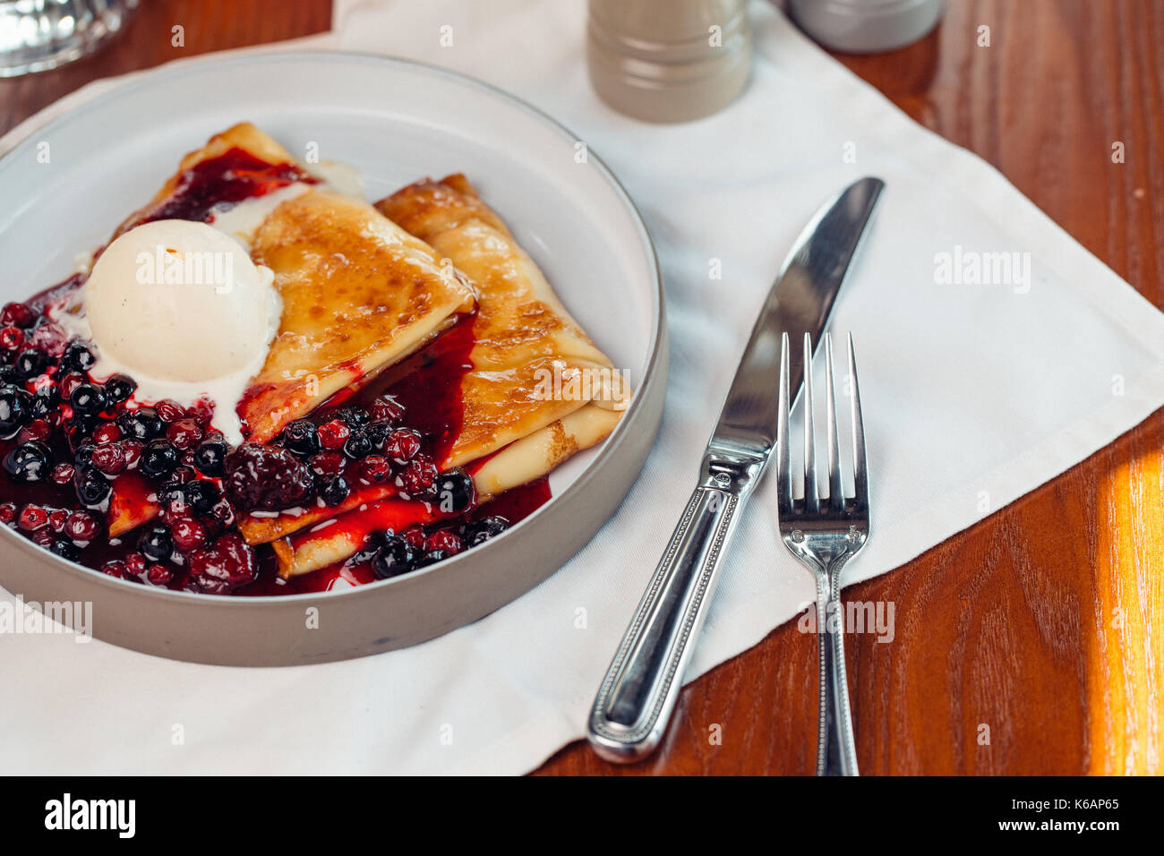 Crepes Pfannkuchen mit Banane und Eis. Stockfoto