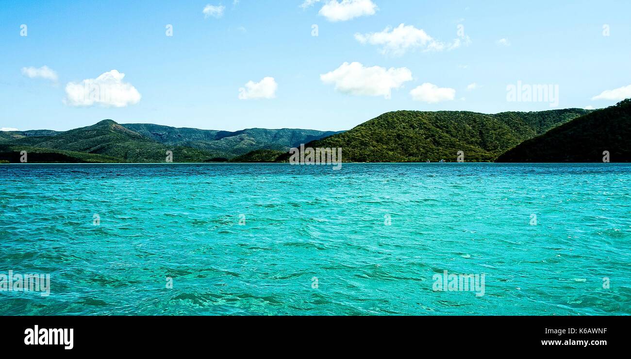 Tropisches Paradies - Marinescape. Diese Insel Kopf Anchorage ist Postkarte Material mit kristallklarem, türkisfarbenem Wasser, Fett stark bewaldeten Hügeln, die in der f Stockfoto