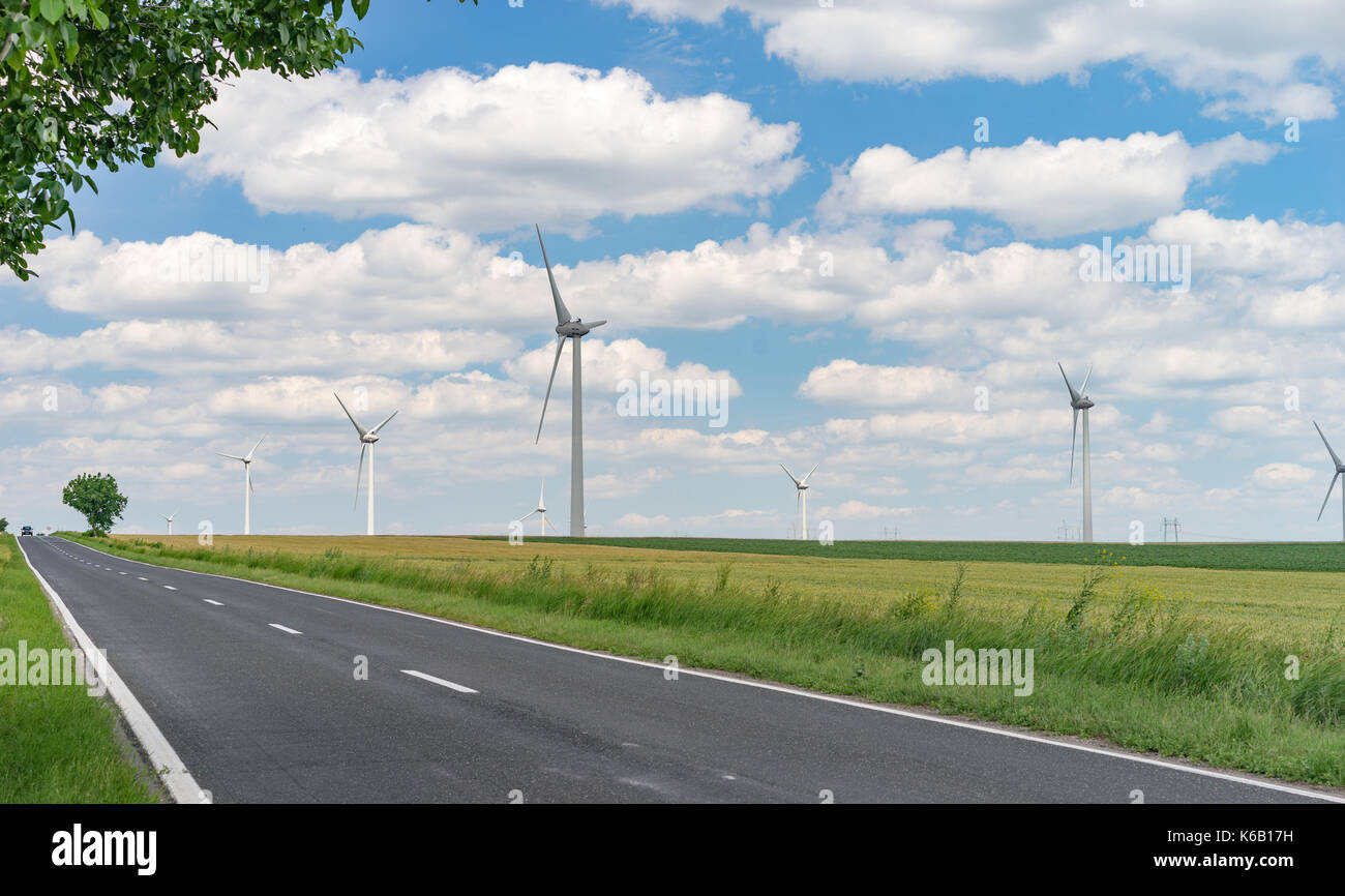 Äolische Generatoren in der Nähe von eine straße Stockfoto