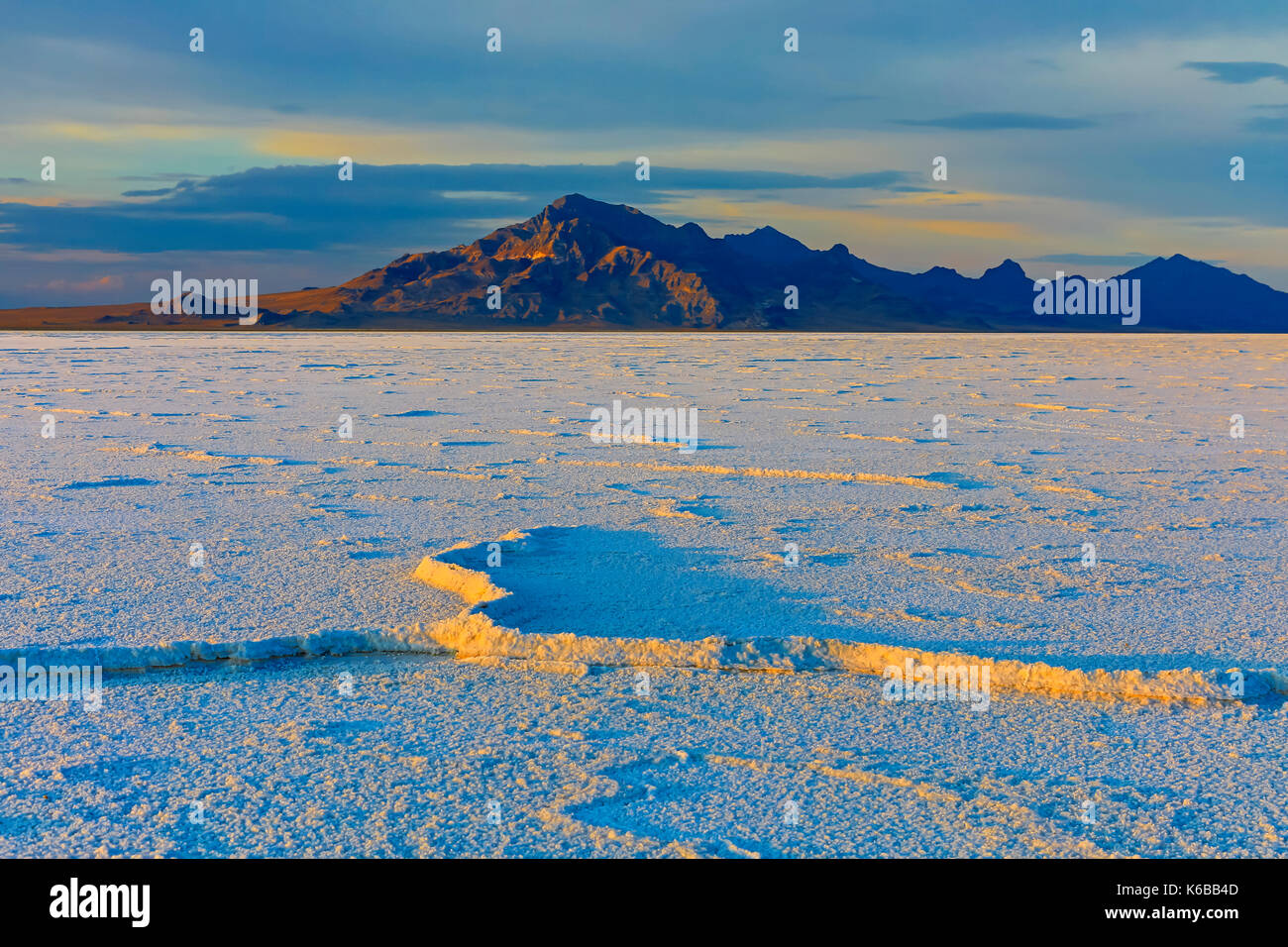 Das warme Licht der untergehenden Sonne leuchtet ein"-Druck Ridge' mit dem Silbernen Insel Berge in der Ferne. Stockfoto