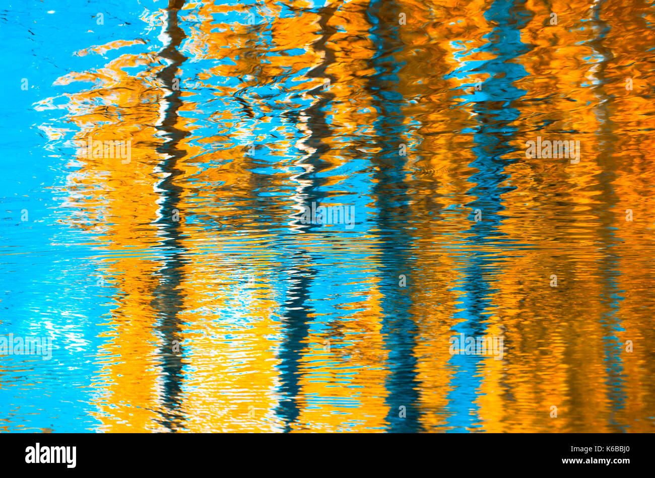 Spiegelungen im Wasser, abstrakte Herbst Hintergrund Stockfoto
