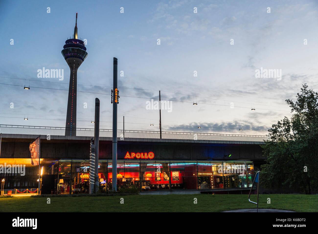 Düsseldorf, Deutschland - 16 April 2017: Telekommunikation Turm neben einer Partei Halle Apollo in Düsseldorf, Deutschland Stockfoto