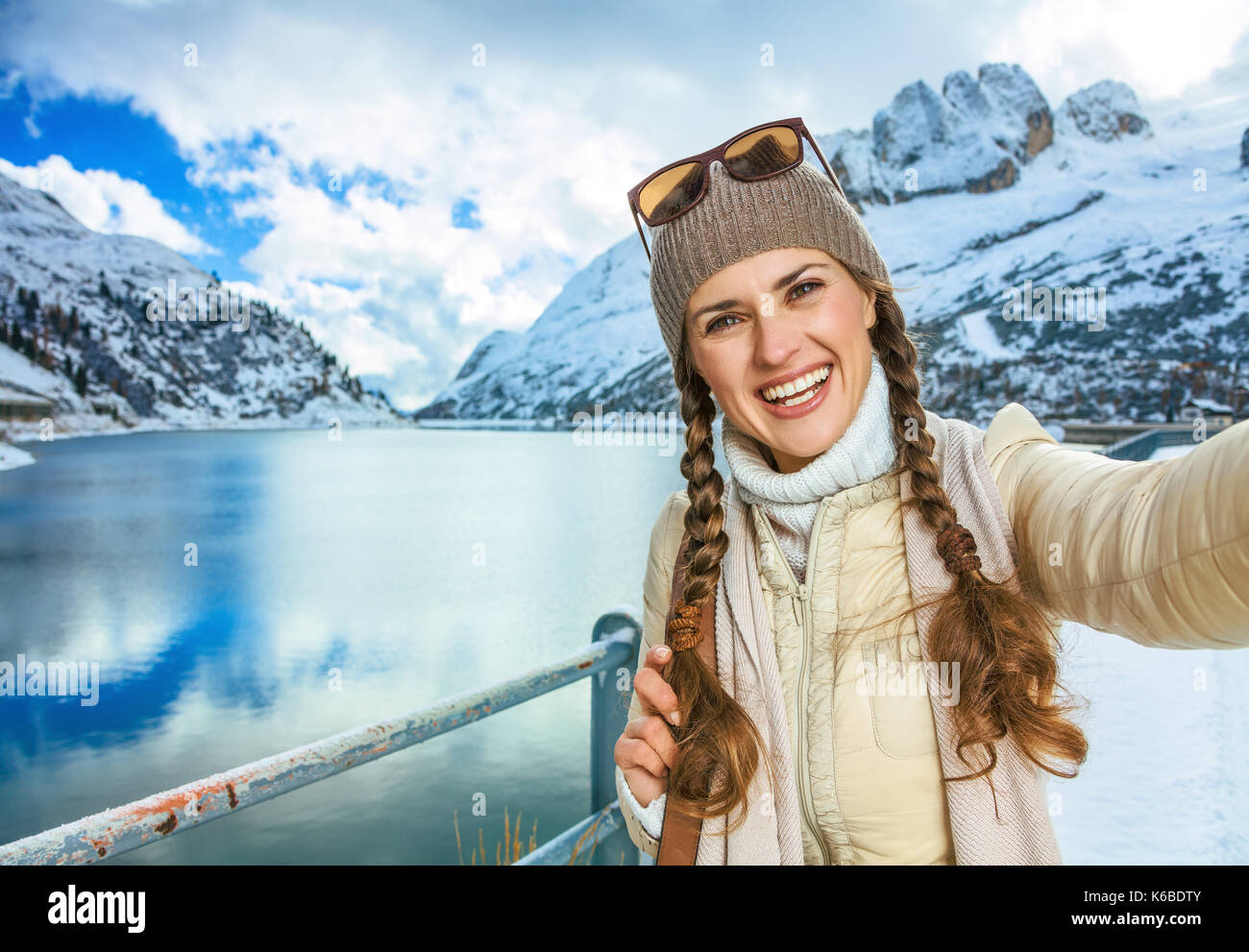 Winter auf höherer Ebene Spaß. lächelnden jungen Frau in Alto Adige, Italien selfie Stockfoto