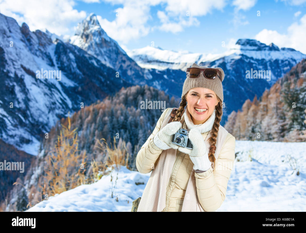 Winter auf der höheren Ebene der Spaß. Portrait von glücklichen jungen Touristen Frau in der Bergwelt in Südtirol, Italien mit Vintage foto Kameras Stockfoto