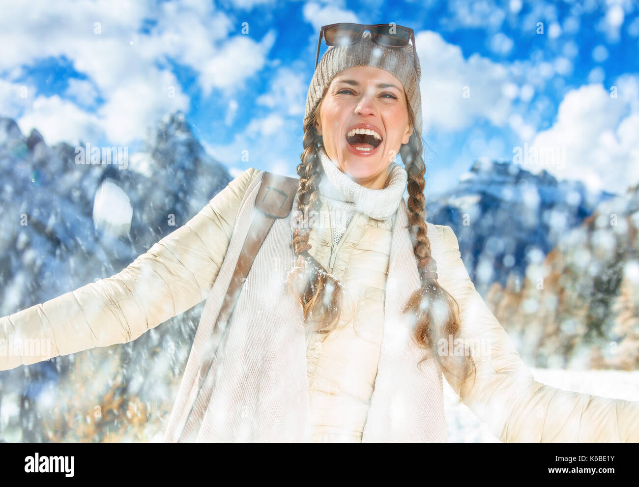 Winter auf höherer Ebene Spaß. lächelnden jungen Frau in Alto Adige, Italien genießen, Schneefall Stockfoto