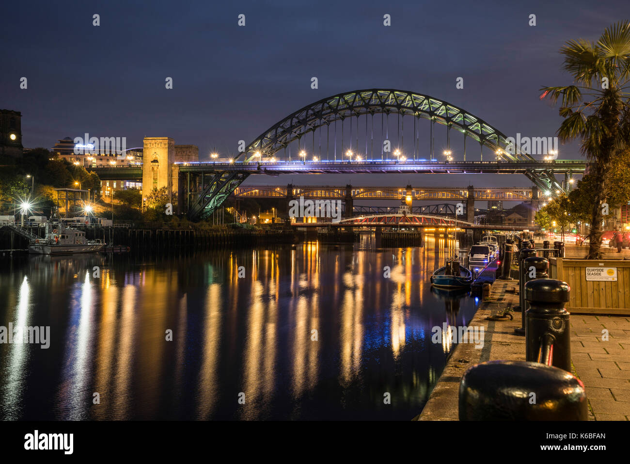 Die Newcaste-Upon-Tyne Newcastle/Gateshead in der Nacht, zeigt die Tyne Bridge und Reflexionen in den Fluss Tyne Stockfoto
