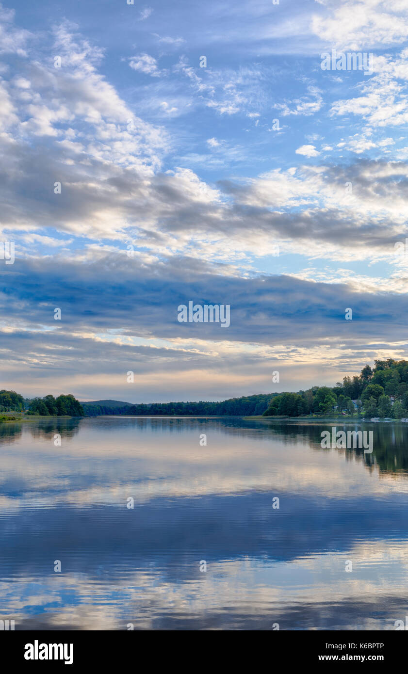 Wunderschöne Landschaft am See am frühen Morgen mit Reflexionen im Wasser - See Sävelången, Schweden Model Release: Nein Property Release: Nein. Stockfoto