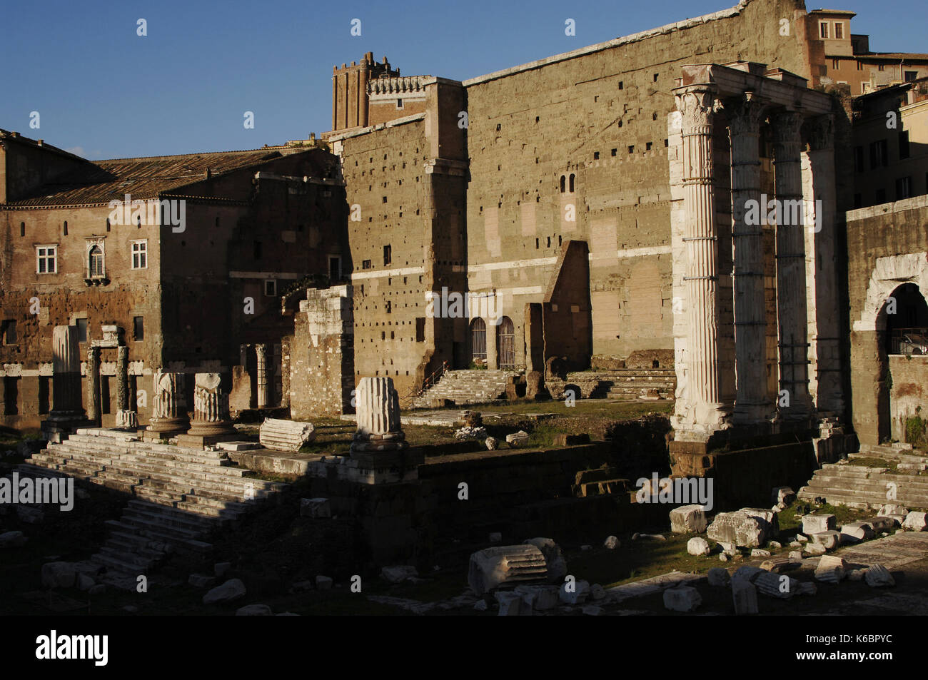 Italien. Rom. August Forum. Die Ruinen der Tempel des Mars Ultor. Erbaute Augustus' Sieg zu gedenken, 42 BCE. Stockfoto