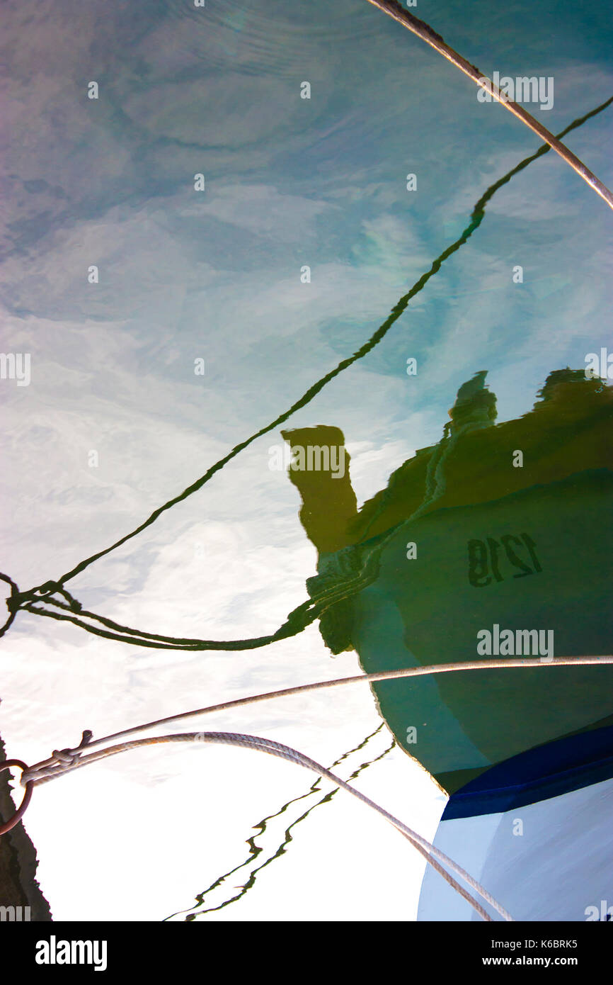 Unscharfe Reflexion eines Bootes für die Befestigung am Ufer im Meer auf den Kopf; Stockfoto