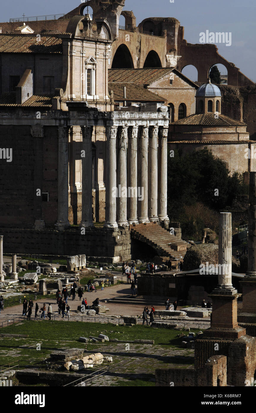 Italien. Rom. Forum Romanum. Tempel des Antoninus und der Faustina, heute die Kirche von San Lorenzo in Miranda. Stockfoto