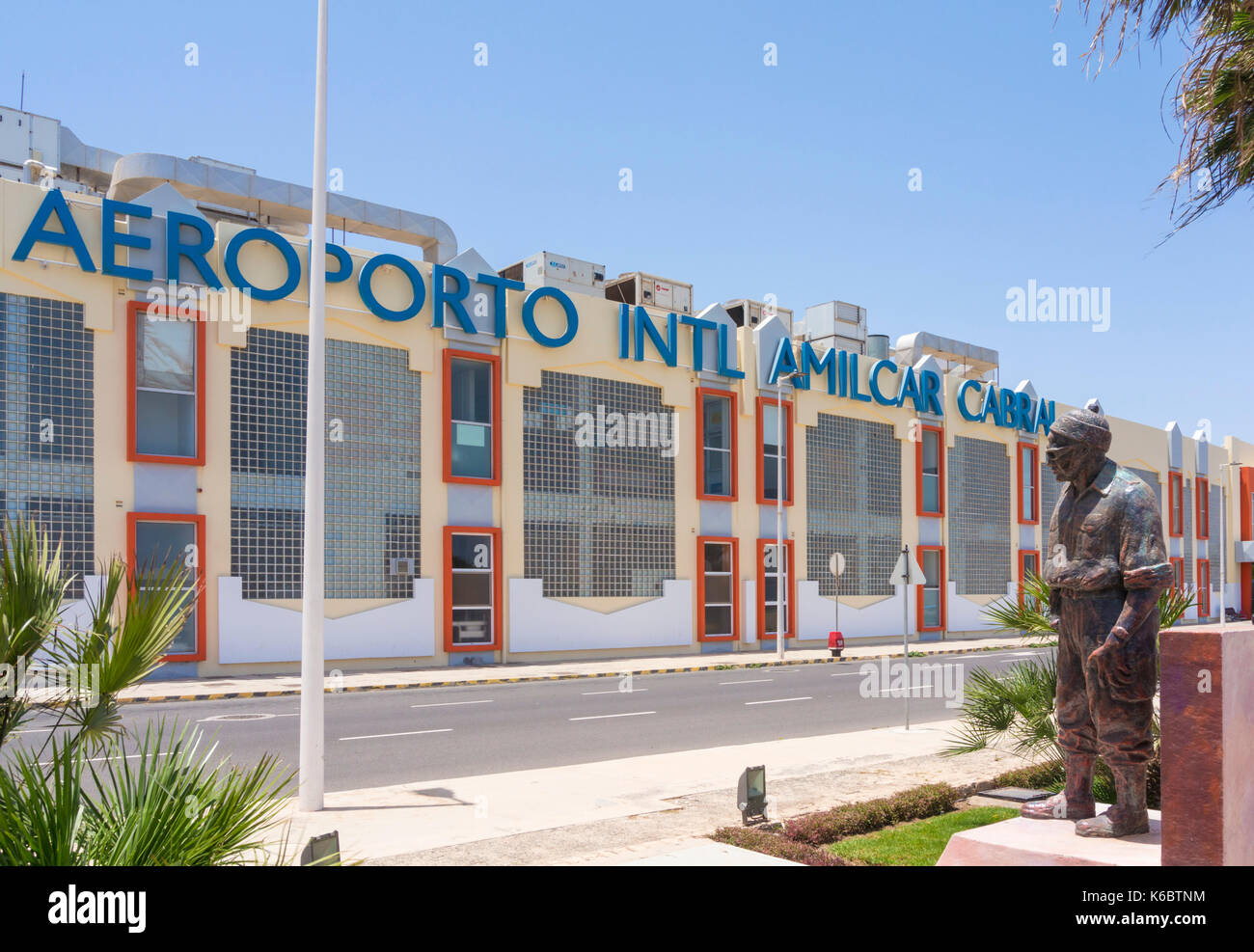 Kap Verde Sal Flughafen Statue von Amílcar Cabral außerhalb der Abflüge Eingang von Amílcar Cabral vom internationalen Flughafen der Insel Sal Kapverden Afrika Stockfoto