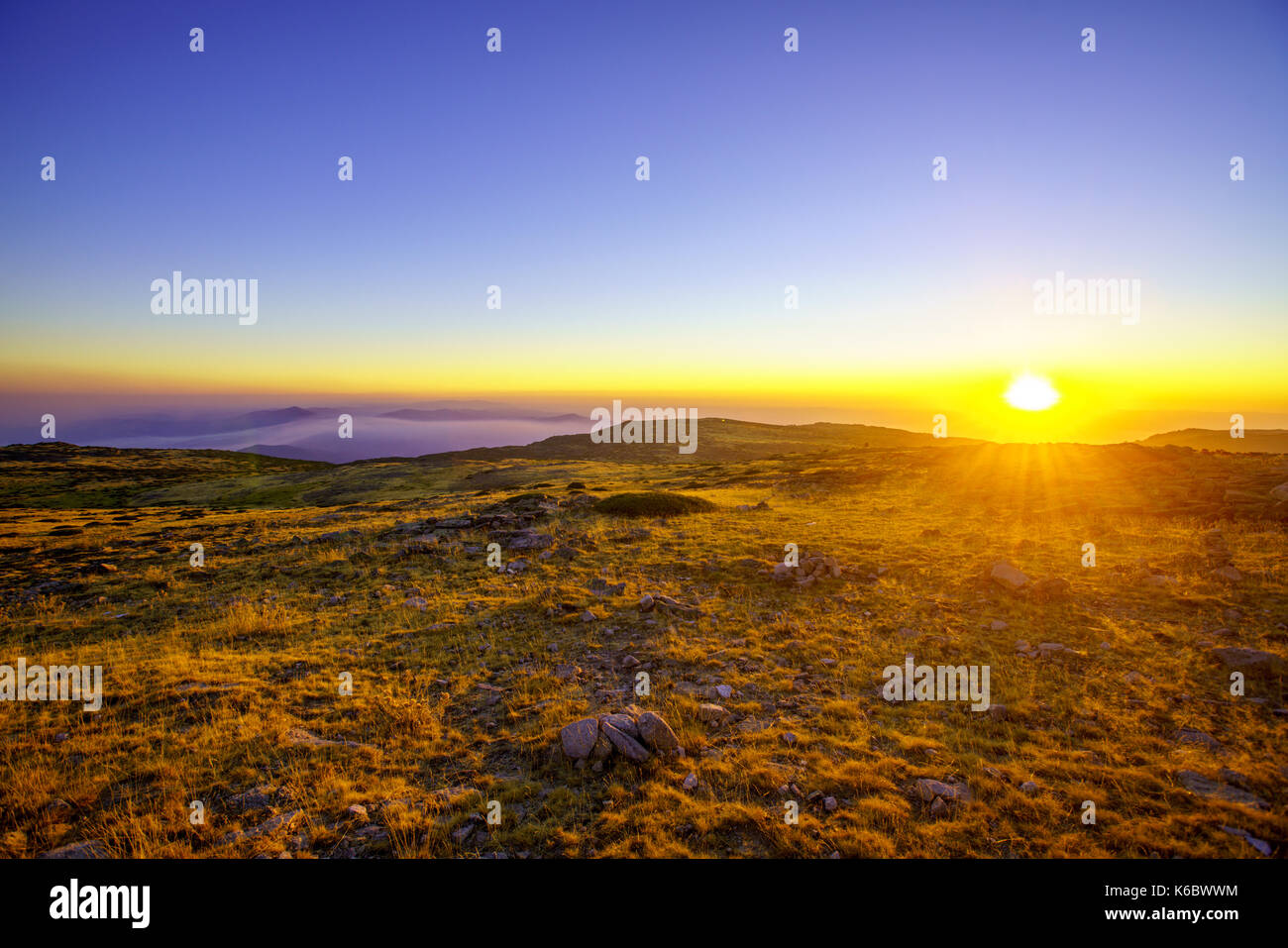 Sonnenuntergang an einem Sommertag in den Bergen Stockfoto