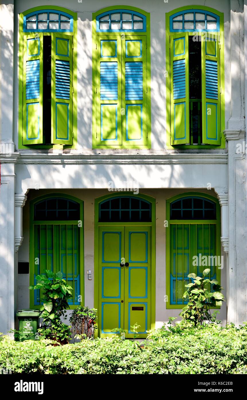 Traditionelle Singapur shop Haus außen mit grünen und blauen hölzerne Lamellenfensterläden im historischen Duxton Bereich. Stockfoto