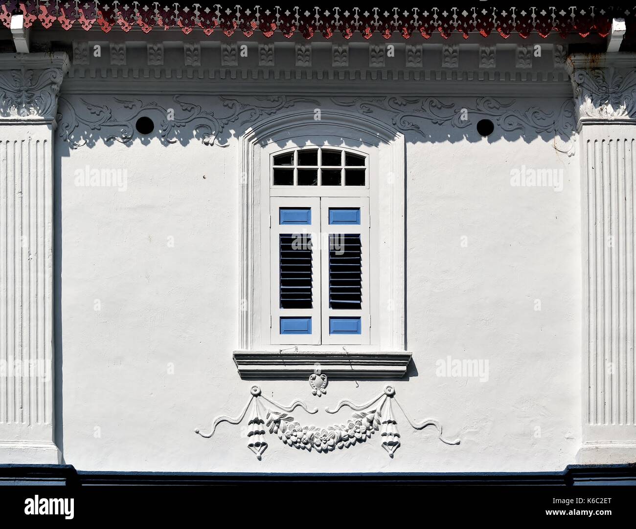 Traditionelle Singapur shop Haus außen mit weißer Fassade, gewölbte Fenster und Fensterläden aus Holz in der historischen Duxton Bereich. Stockfoto