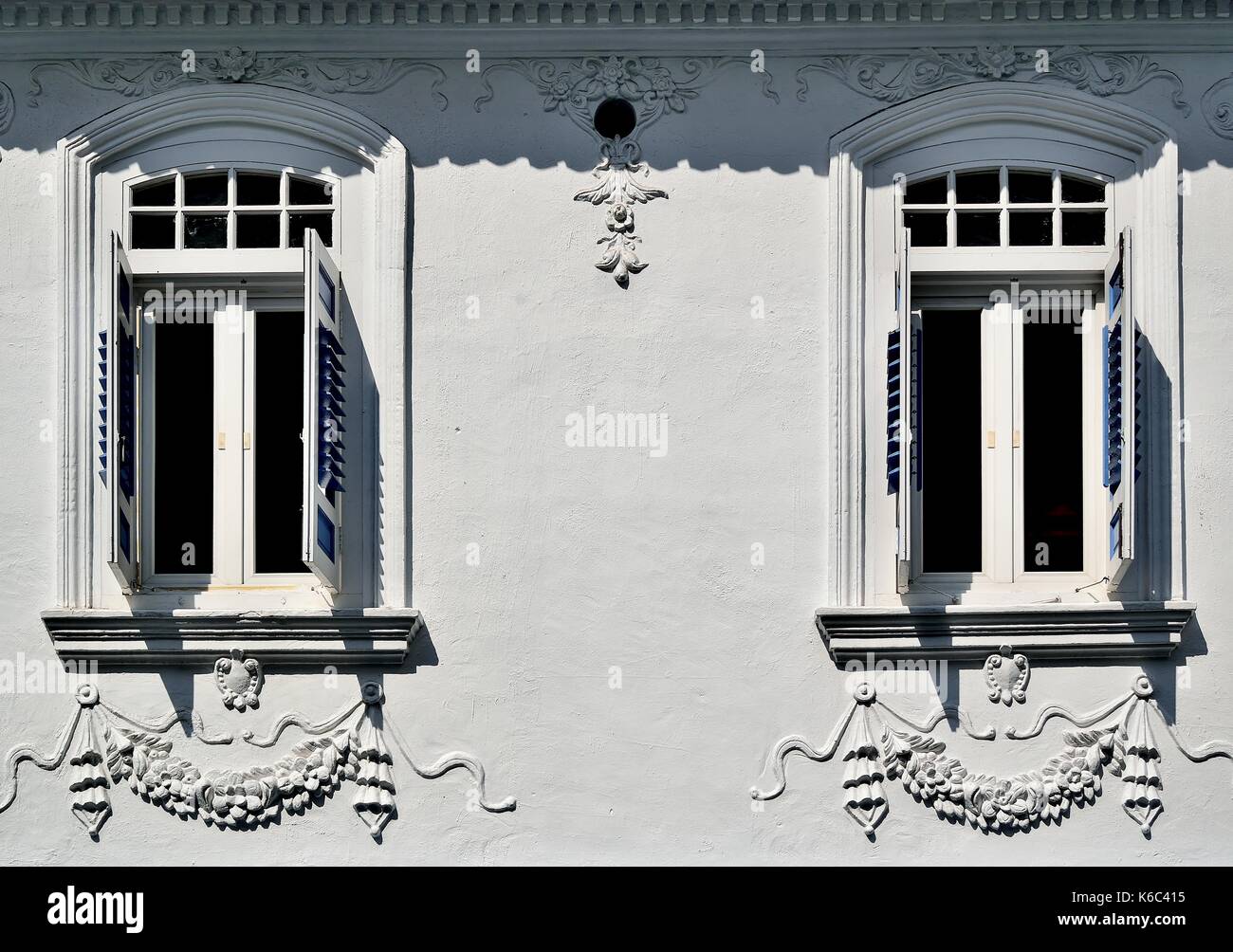 Traditionelle Singapur shop Haus außen mit weißer Fassade, Bogenfenster und hölzerne Lamellenfensterläden im historischen Duxton Bereich. Stockfoto