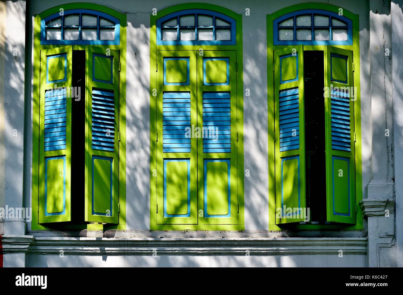 Traditionelle Singapur shop Haus außen mit Bogenfenstern und Grün und Blau hölzerne Lamellenfensterläden im historischen Duxton Bereich. Stockfoto