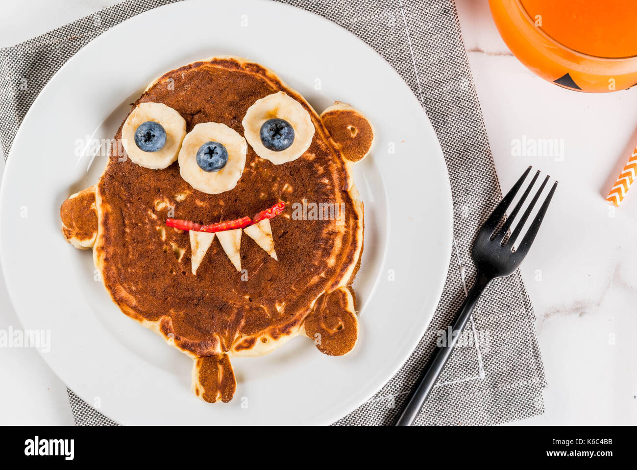 Lustig Essen für Halloween. Kinder Frühstück Pfannkuchen wie gruselig ...
