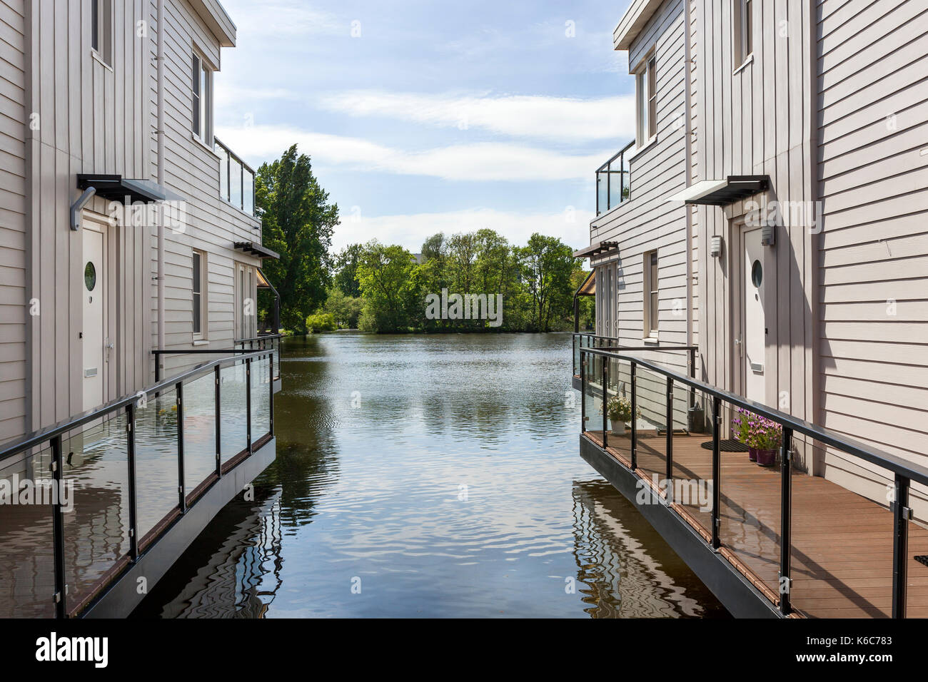 Häuser auf Pfählen im Wasser in den Niederlanden gebaut Stockfoto
