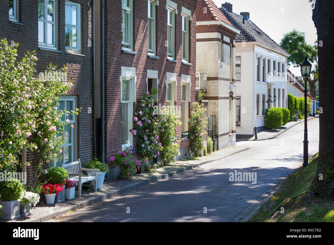 Gemütliche Straße mit Blumen in Buren in den Niederlanden Stockfoto