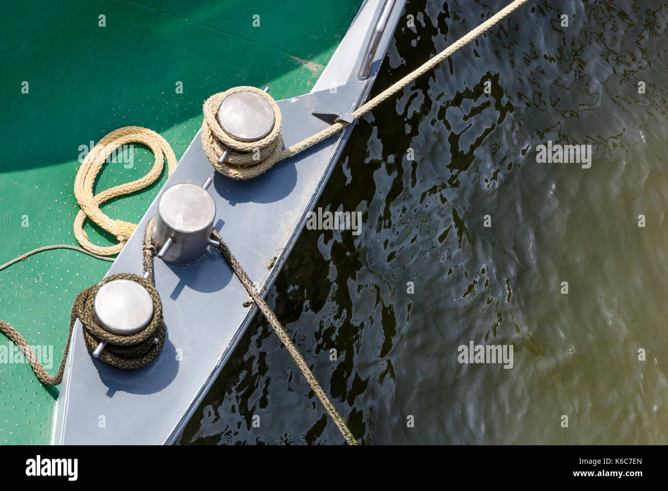 Poller und Seile auf einem Schiff im Hafen Stockfoto