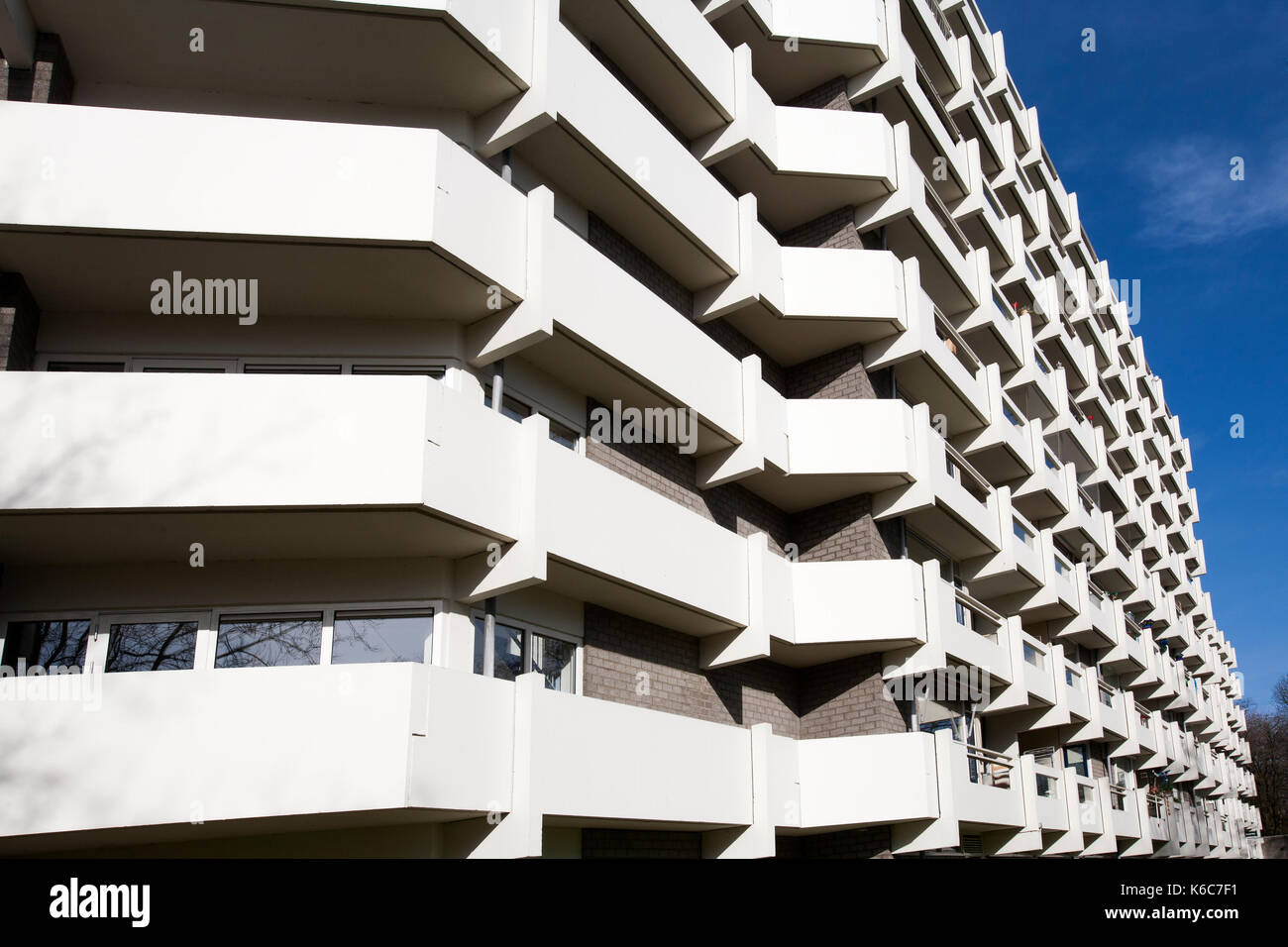 Mehrfamilienhaus aus den 70er Jahren in einer grünen Umgebung. Im Moment eine Menge die Apartments sind im sozialen Wohnungsbau und für die älteren Menschen verwendet. Die Wohnungen Stockfoto