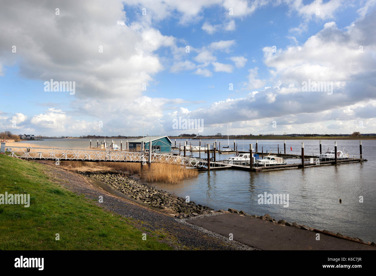 Kleiner Hafen am Fluss Lek in den Niederlanden Stockfoto