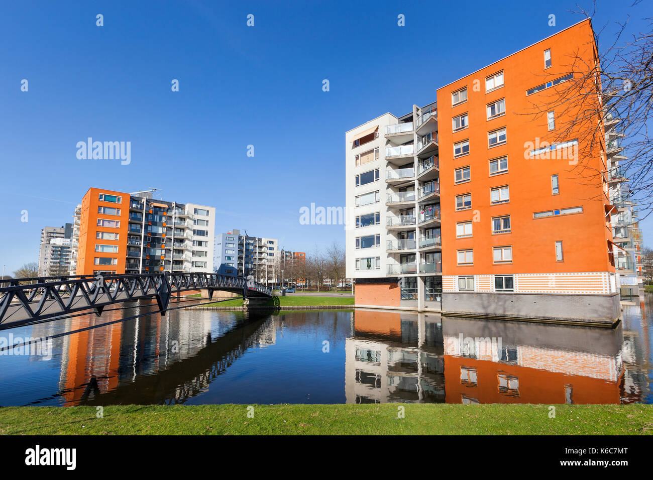 Apartment Gebäuden und Wasser, im Wohnviertel Prinsenland in Rotterdam in den Niederlanden Stockfoto